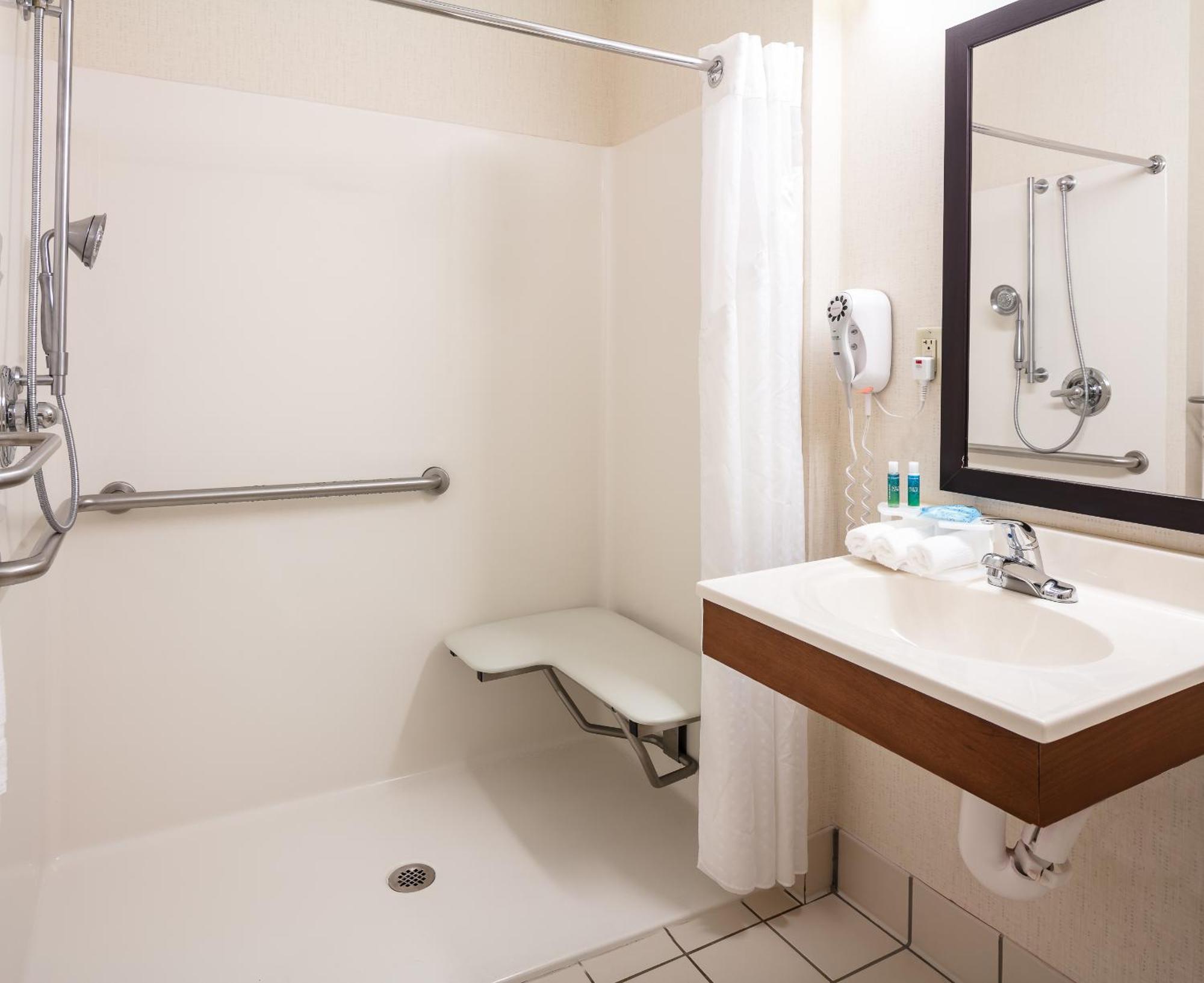 Holiday Inn Express Hotel & Suites Coralville By Ihg Exteriör bild
