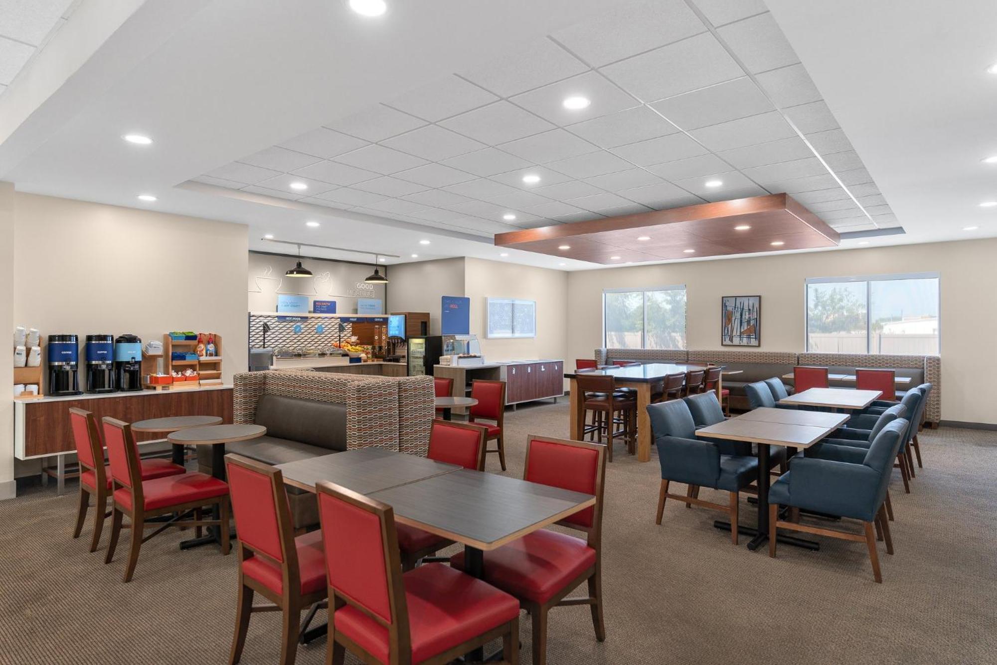 Holiday Inn Express Hotel & Suites Coralville By Ihg Exteriör bild