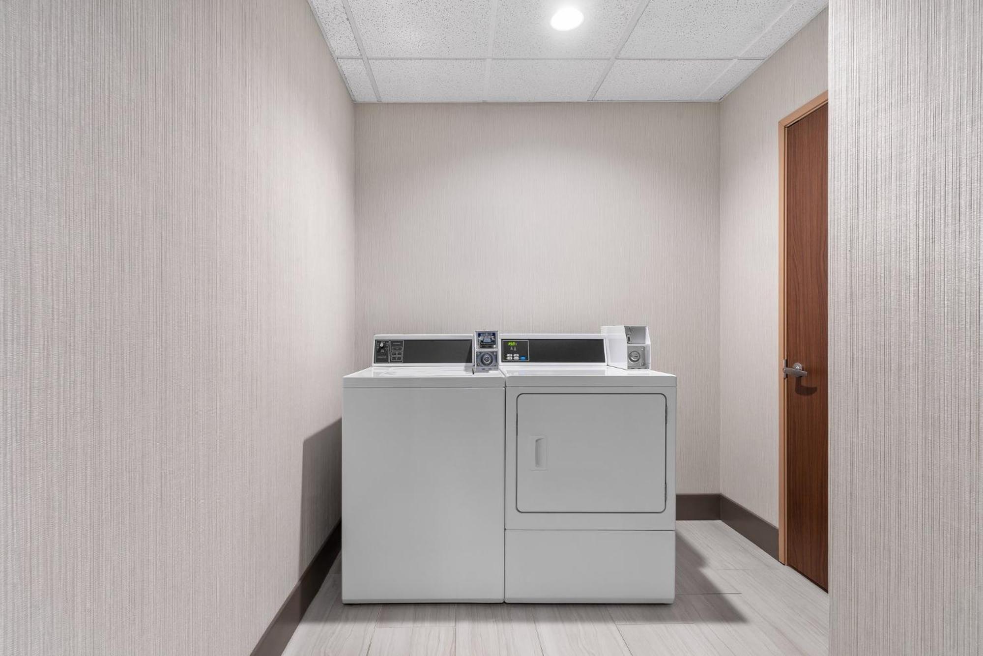 Holiday Inn Express Hotel & Suites Coralville By Ihg Exteriör bild
