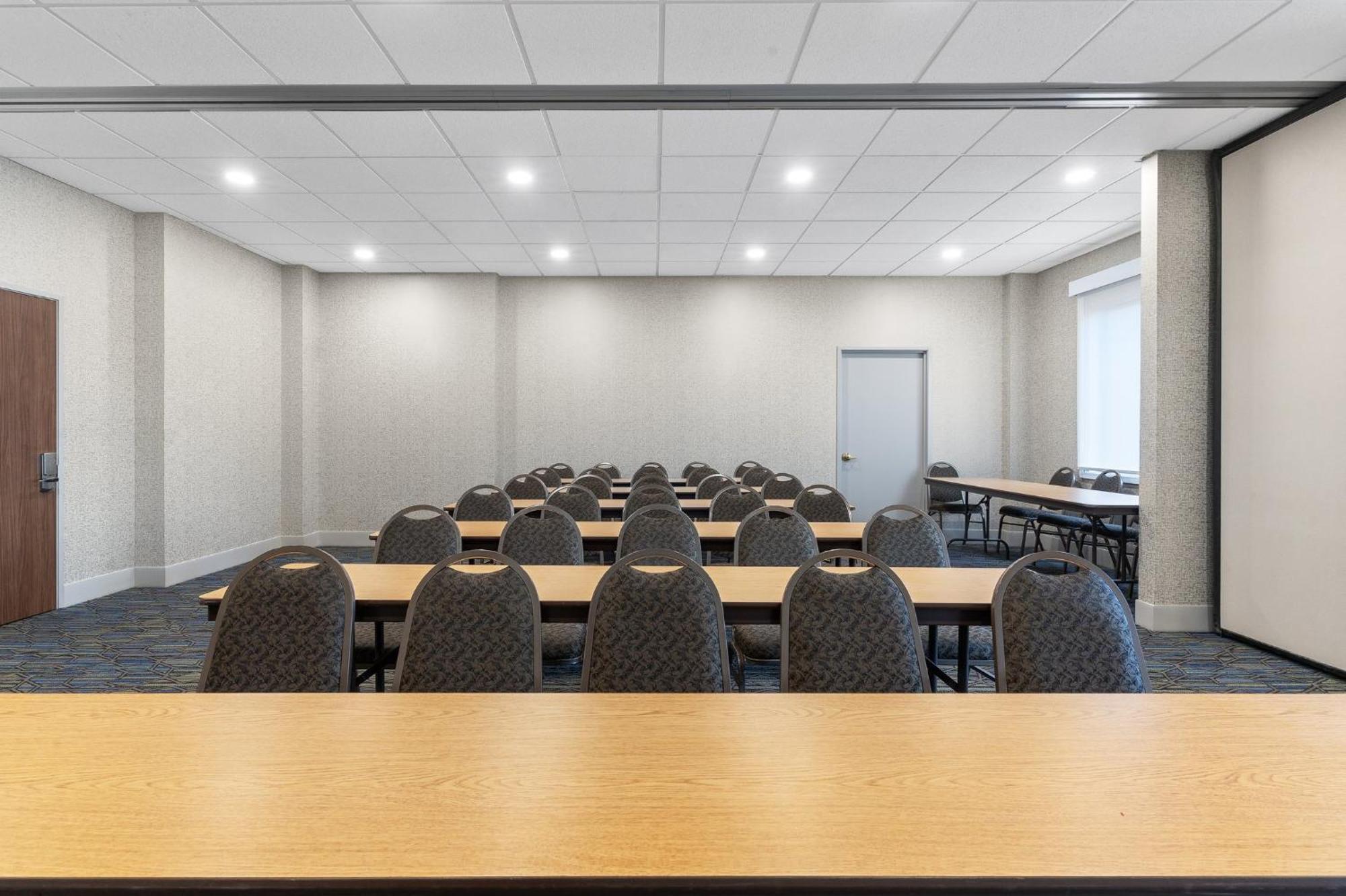 Holiday Inn Express Hotel & Suites Coralville By Ihg Exteriör bild