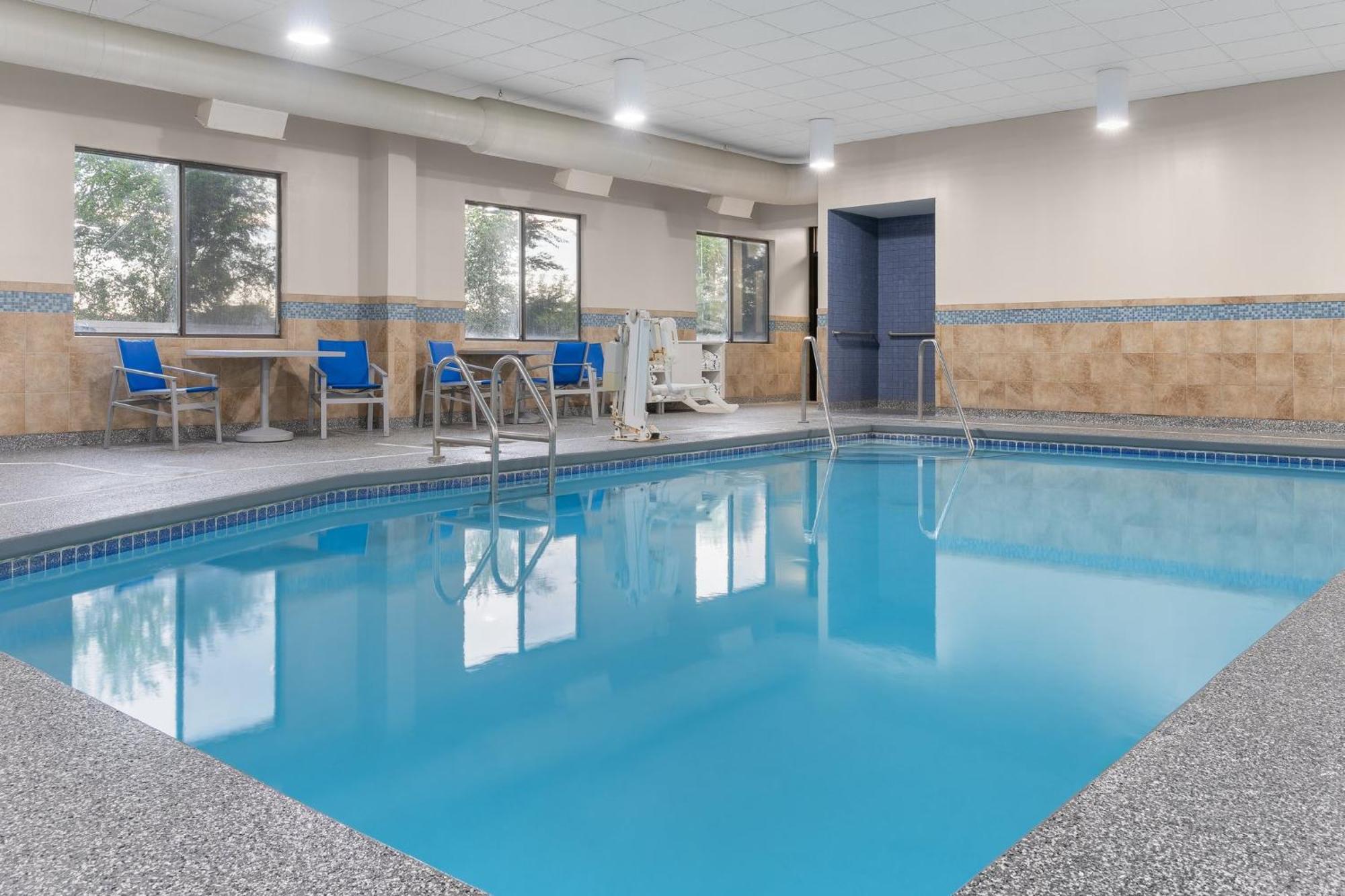 Holiday Inn Express Hotel & Suites Coralville By Ihg Exteriör bild
