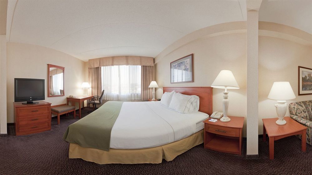 Holiday Inn Express Hotel & Suites Coralville By Ihg Exteriör bild