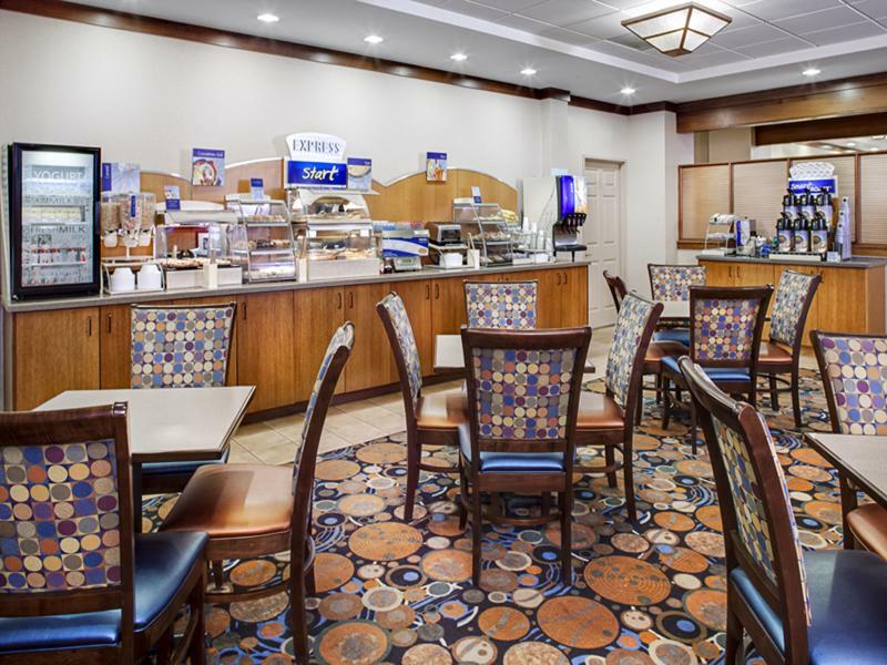 Holiday Inn Express Hotel & Suites Coralville By Ihg Exteriör bild